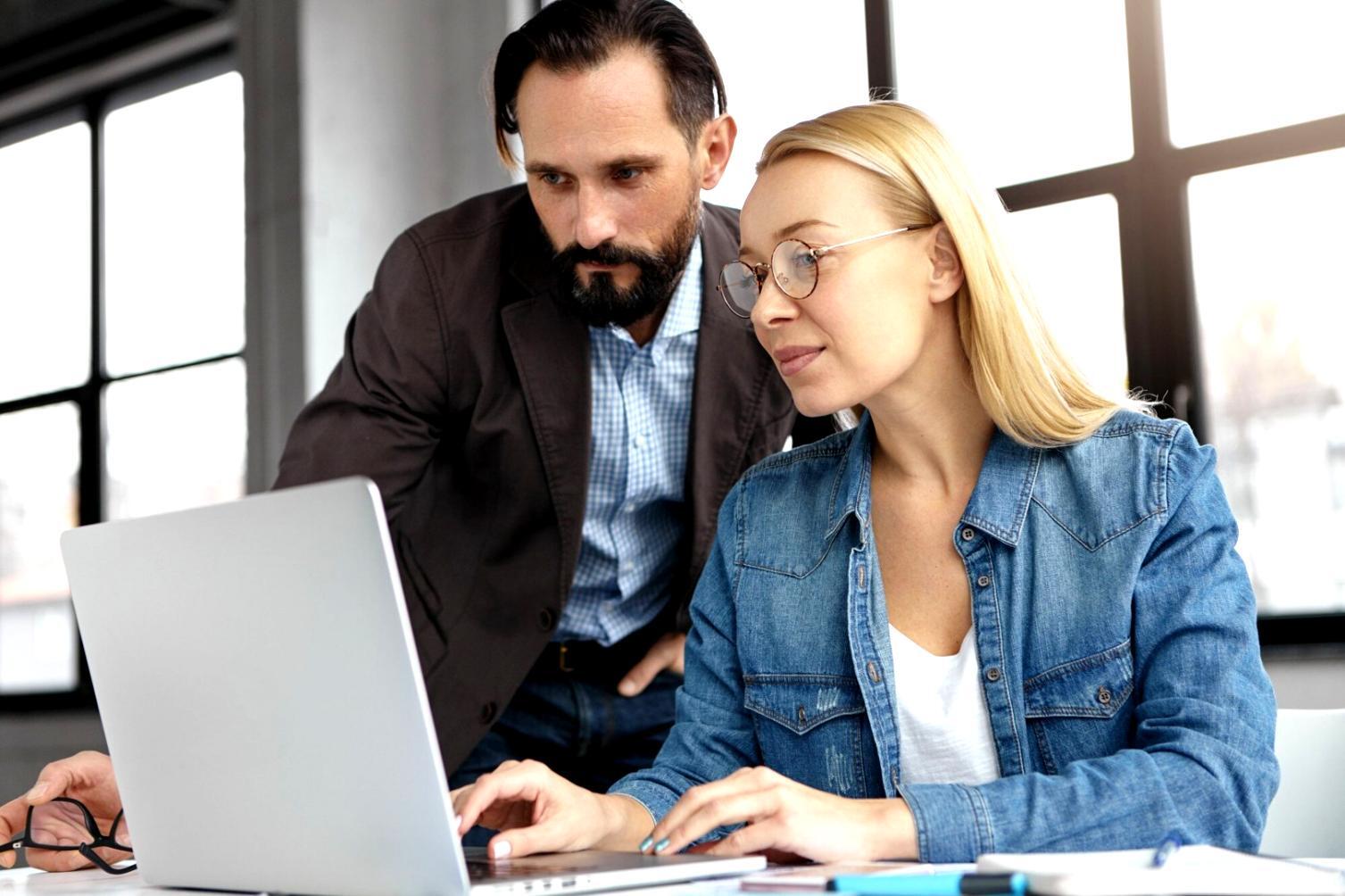 Laboratorio professionale di styling per parrucche con strumenti specializzati