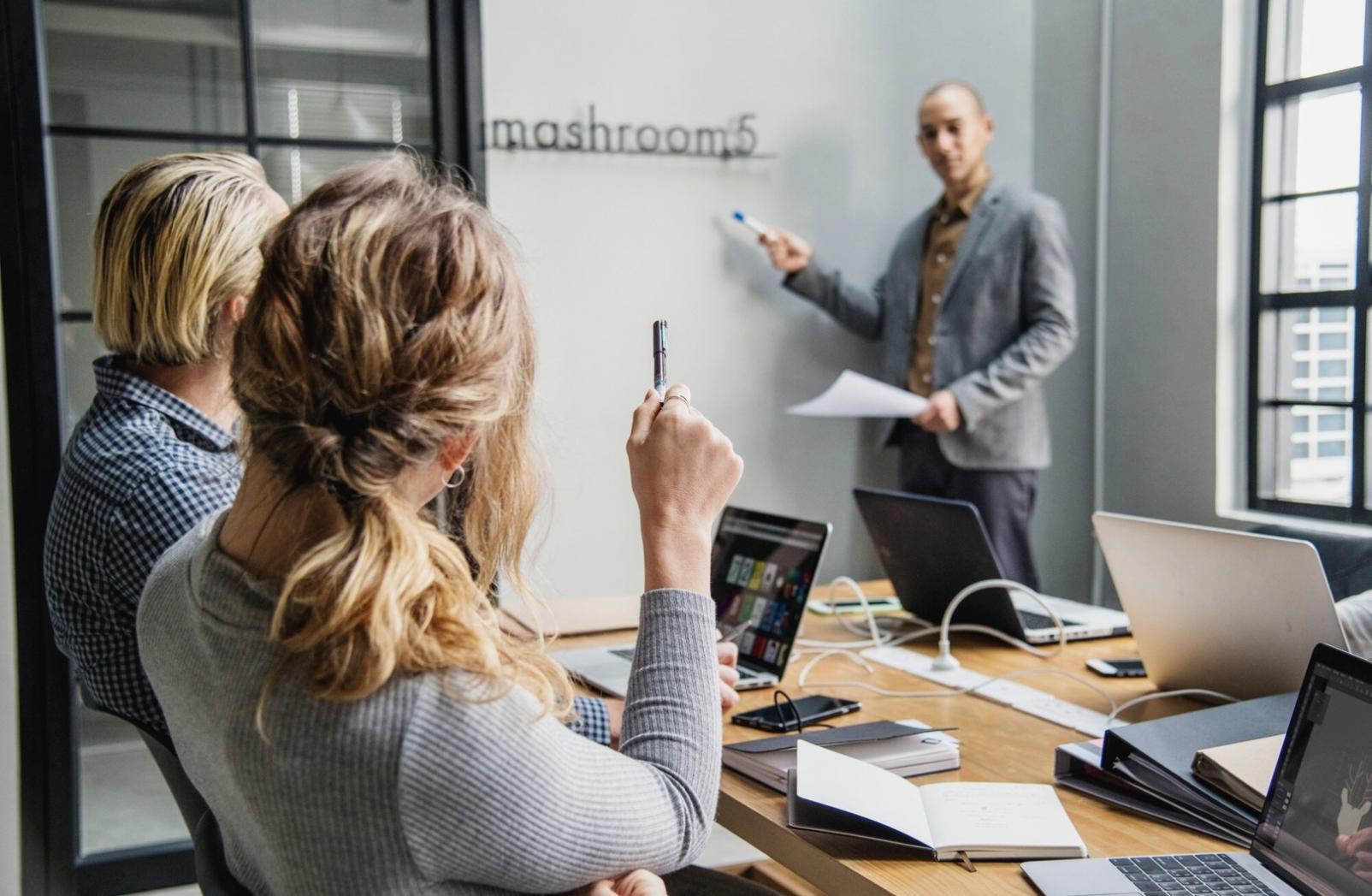 Dettaglio di tecniche di styling avanzato su parrucca di alta qualità