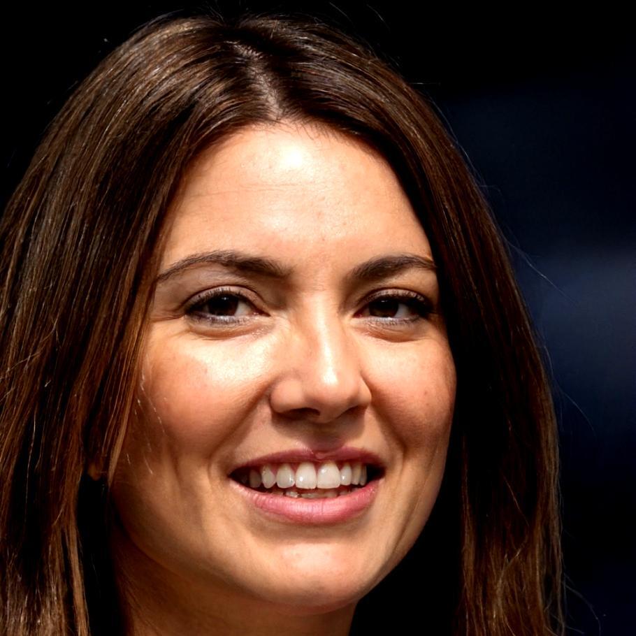 Specialista di styling parrucche al lavoro